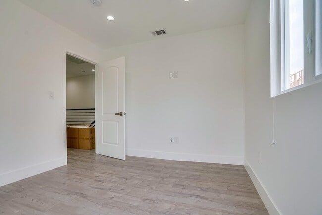 Photo - 2300 Carmona Ave
