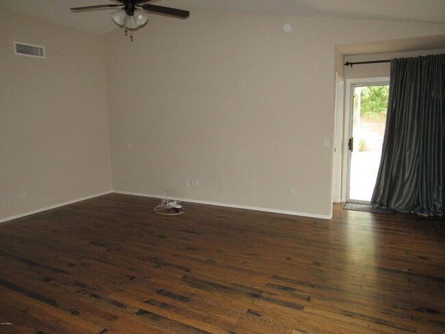 Photo - Beautiful 3 bed/2 bath home with tons of upgrades in Gilbert! Close to downtown!