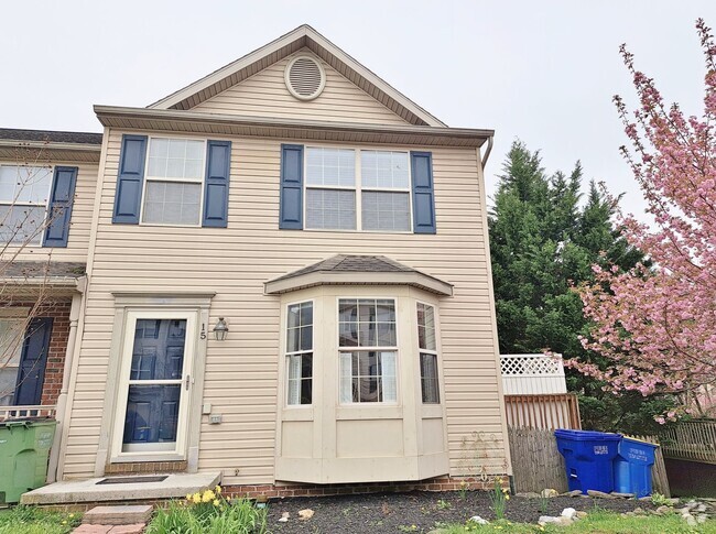 Building Photo - 3 Bed / 1-1/2 Bath Single Family Townhome