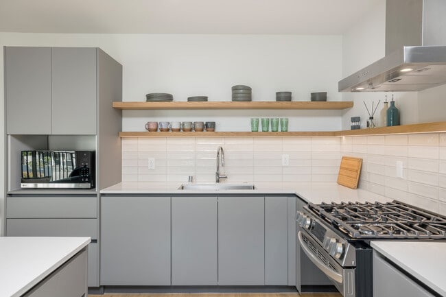 Building Photo - 1422 Tamarind Ave