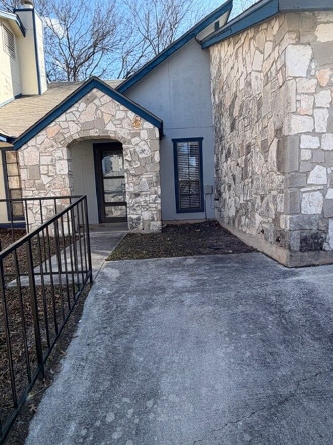 Building Photo - CONVENIENT TO MEDICAL CENTER AND USAA