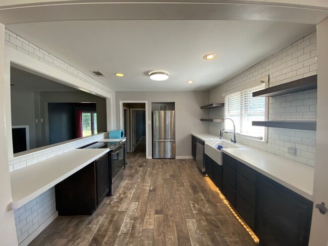 Building Photo - BEAUTIFUL 3 Bedroom 2 Bath  home + Office ...