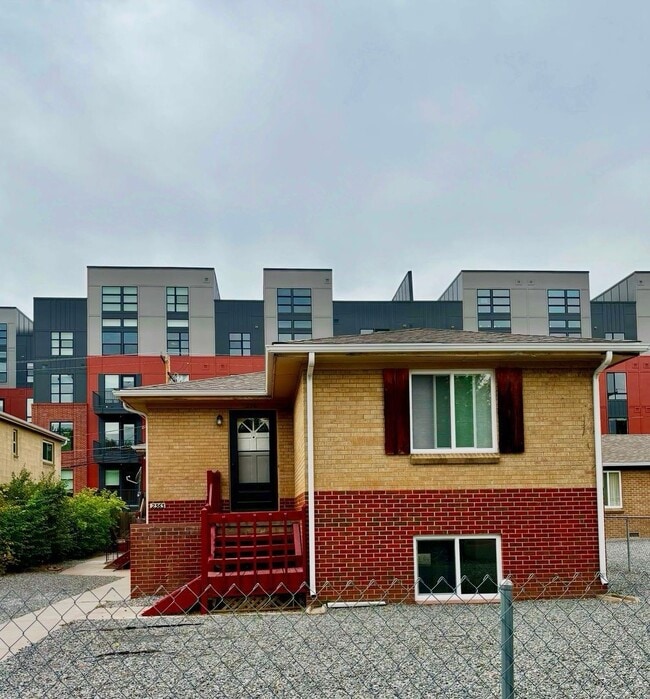 Building Photo - Sunlit Bungalow in Denver’s University District!! Available Now!! Unit 2361