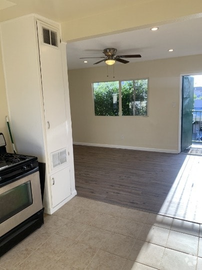 Building Photo - CHARMING 2-BEDROOM APARTMENT WITH NEW LAMI... Unit 6