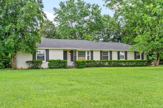 Photo - 4 Bedroom Country Style Home For Rent!