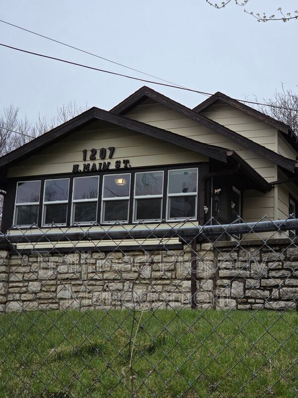 Building Photo - 1207 N Main St
