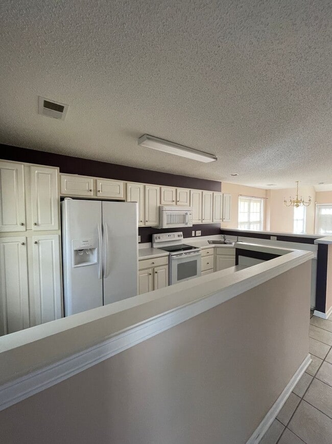 Building Photo - Townhouse with Owner's Suite on main level...