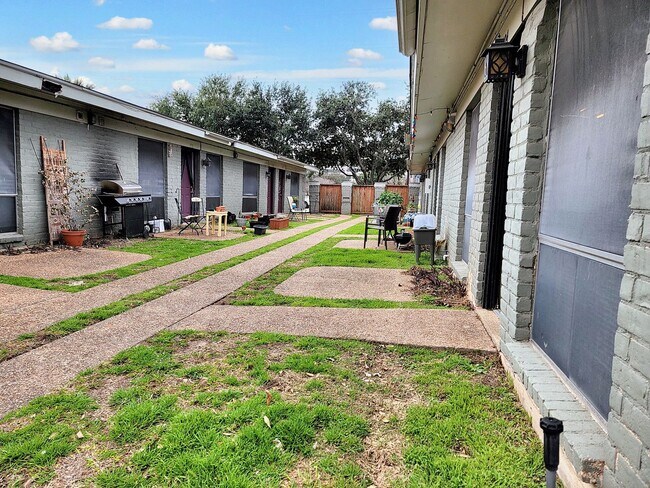 Photo - 618 W 51st St Unit 104