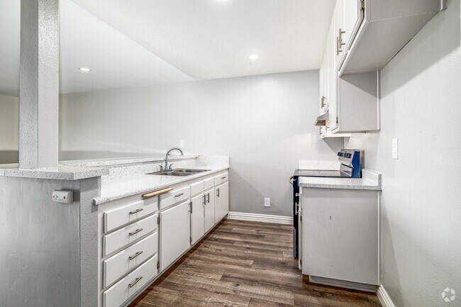 1BR, 1BA - 750SF - Kitchen - Newport Plaza