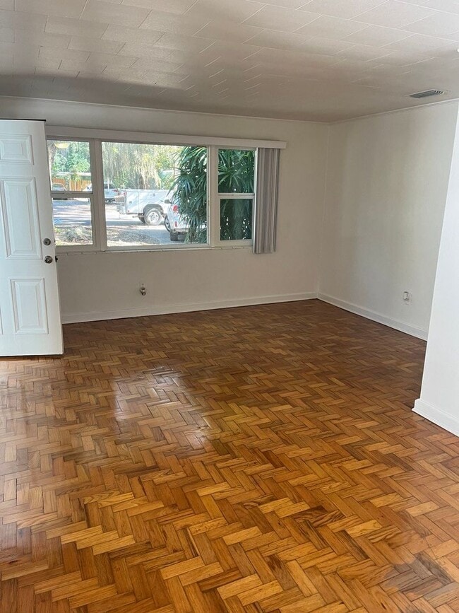 Building Photo - 4 bedrooms and 3 baths near UF campus