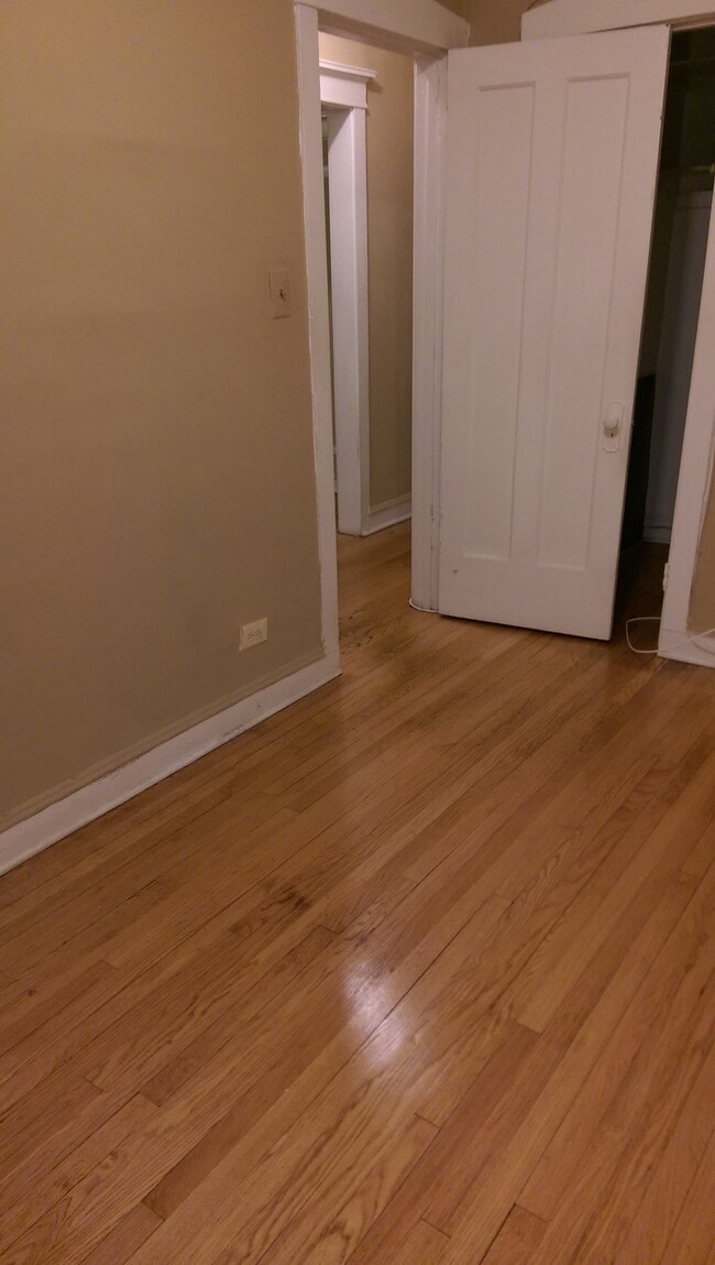 Building Photo - 829 W Cornelia Ave Unit 2E Rental