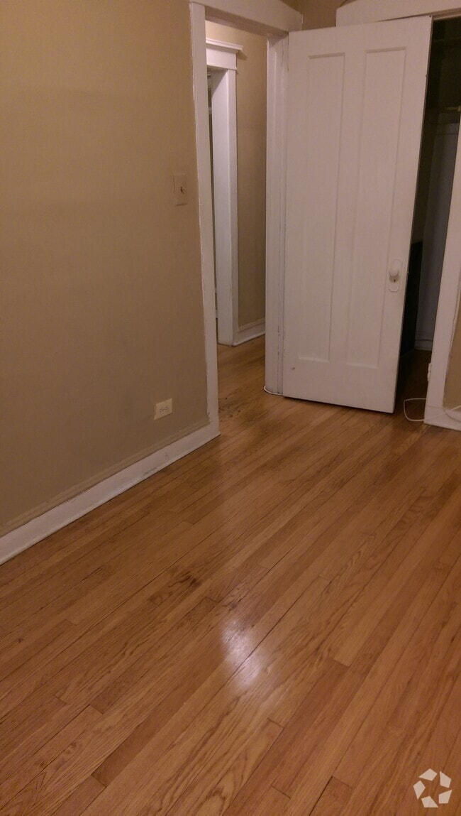 Building Photo - 829 W Cornelia Ave Unit 2E Rental