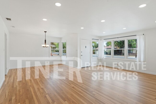 Photo - 3726 58th St