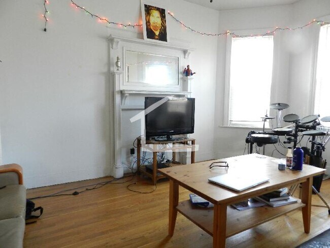 Building Photo - 3Br/1Bth, Available Sep. 1, 2026. Great for a roommates students. MUST SEE!!