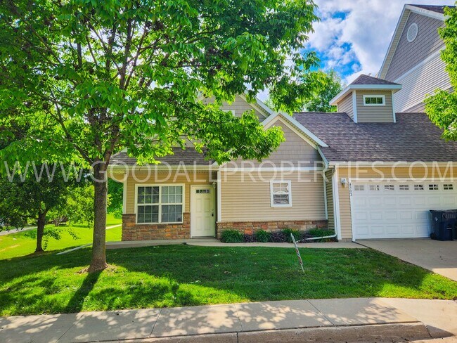 Building Photo - 3 Bedroom 2.5 Bathroom end unit home in Urbandale!!!