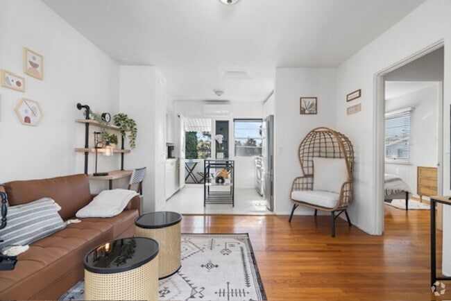Building Photo - Beautiful 1B/1BA Upstairs Furnished Apt in... Unit 4032 Back-Up