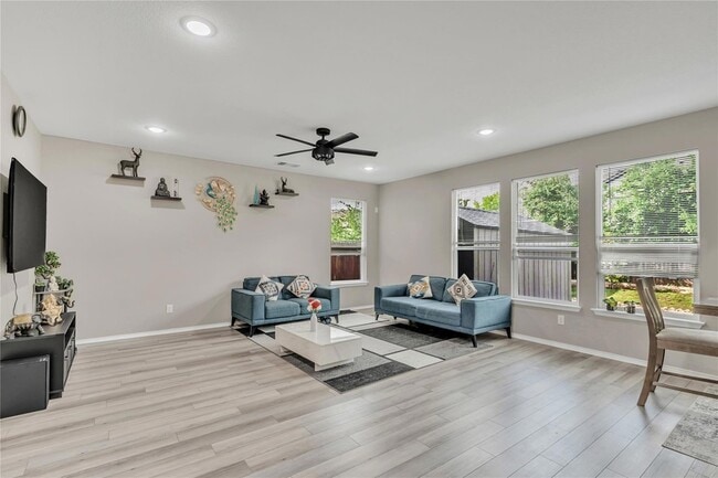 Photo - 520 Ayinger Ln
