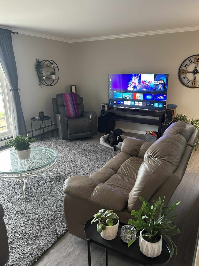 Building Photo - 255 Hirst Av W