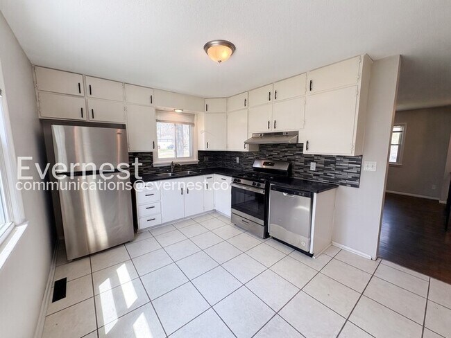 Photo - 3 Bed/1.5 Bath Home with Garage / Pet-Friendly / Coming Soon!