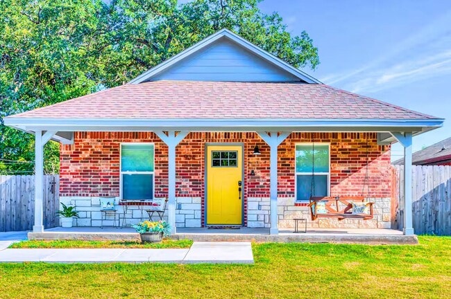 Building Photo - Fully Furnished Near Baylor