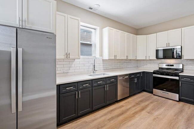 Building Photo - 2 bedroom in Chicago IL 60657 Unit 1