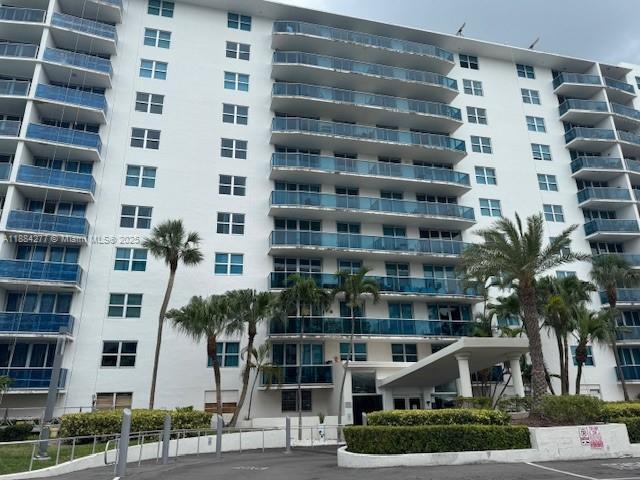 Building Photo - 7501 E Treasure Dr Unit 6R Rental