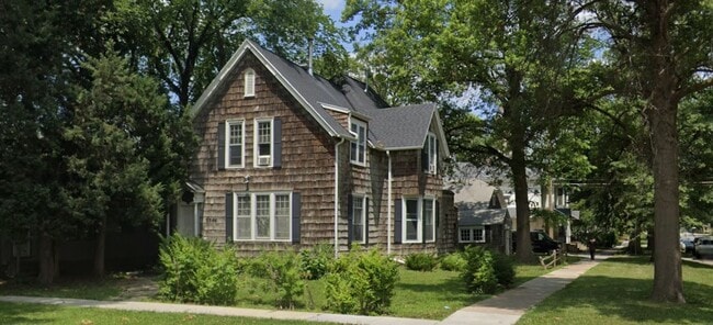 Building Photo - 1544 D St Unit #3