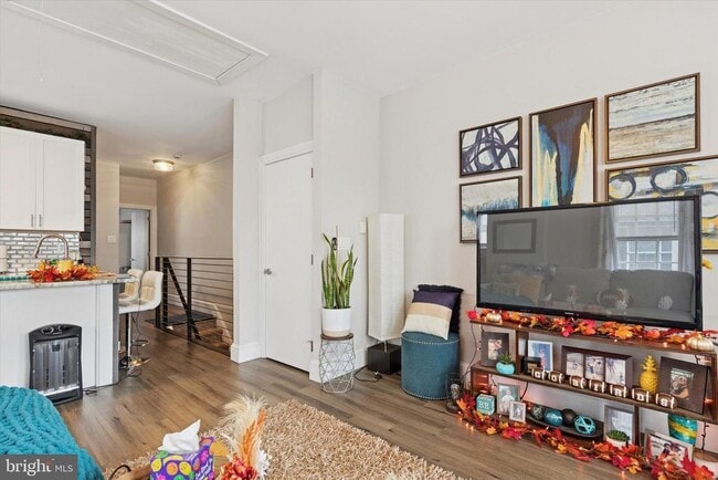 Photo - 641 E High St