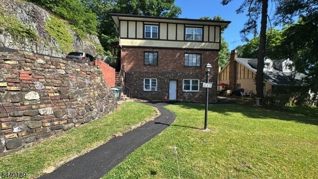 Building Photo - 15 N 17th St