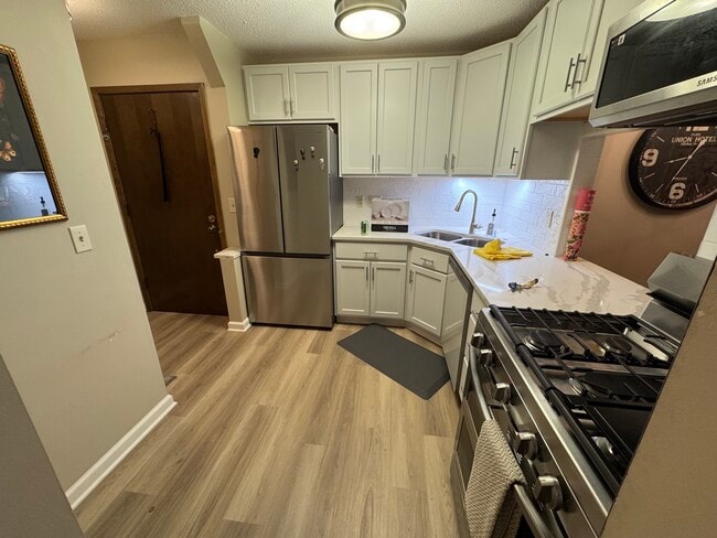 Kitchen - 7500 Cahill Rd