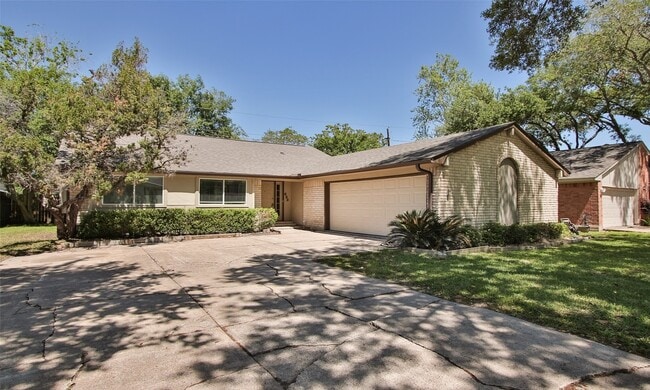 Building Photo - 833 Lakeview Dr