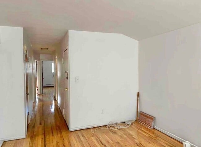 Photo - 71-61-61170 170th St