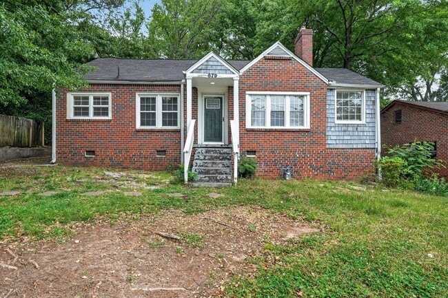 Photo - 879 Sylvan Pl SW