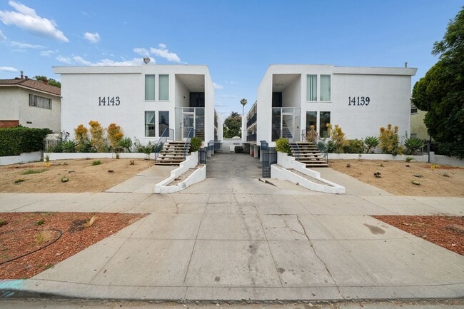 Building Photo - 2 bed 1 Bath Available Now Unit 14143-02