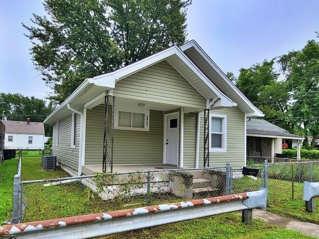 Photo - 2462 Main St