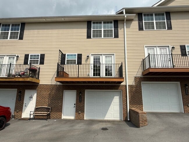 Building Photo - Tri level 2 bed, 2.5 bath Condo! Lakeridge School District.