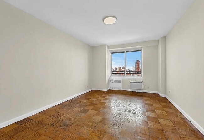 Photo - 658 Grand St