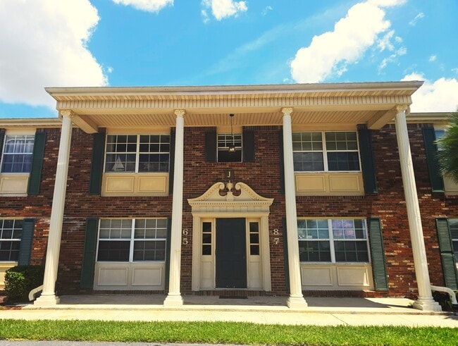 Building Photo - 1920 E Edgewood Dr Unit J5