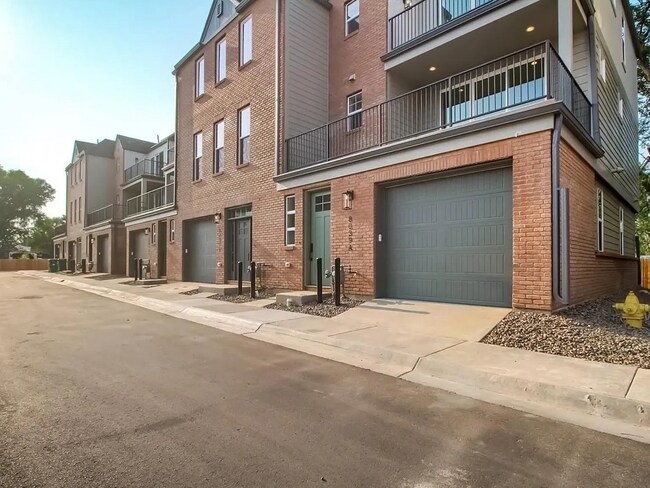 Photo - "Spacious 3-Bed Townhouse in Arvada with 2.5 Baths & 1854 Sq Ft of Comfort!" Unidad #A