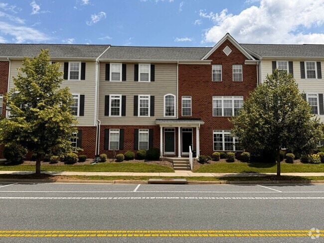 Building Photo - Gorgeous townhome, walking distance to Hol...