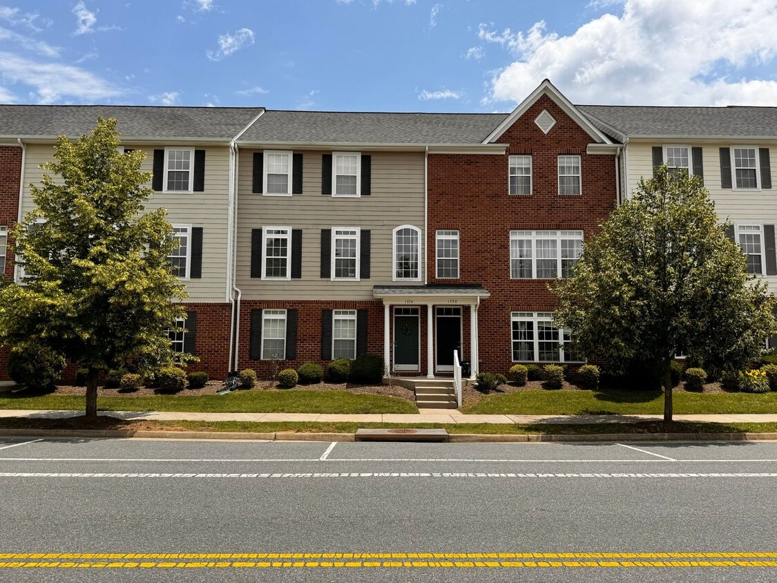 Gorgeous townhome, walking distance to Hol... - Gorgeous townhome, walking distance to Hol...