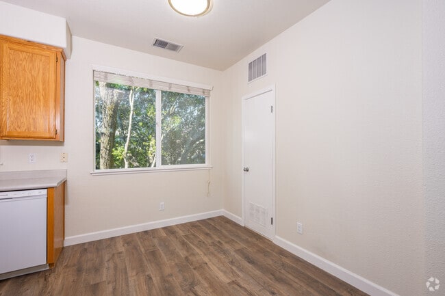 1BR, 1BA - 626SF - Dining Room