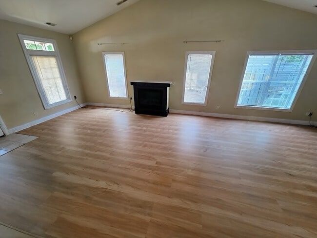Photo - 142 Charter Dr
