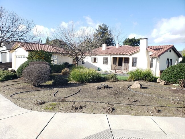 Building Photo - Charming Single Story 3 Bedroom 2 Bath Ava... Rental