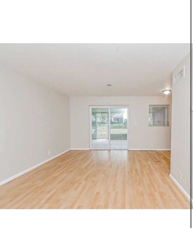 Photo - PRICE REDUCED!!!!!!Super Cute 3 Bedroom / ...