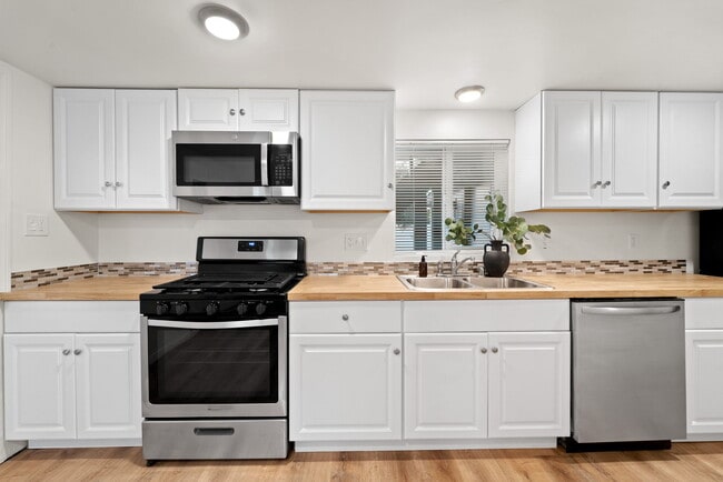Kitchen, window looking out to the backyard - 4510 48th St Unidad 1BR