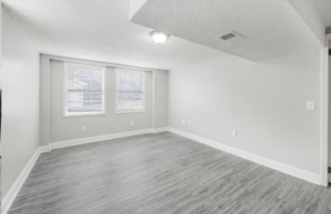 Photo - 673 Des Moines Dr