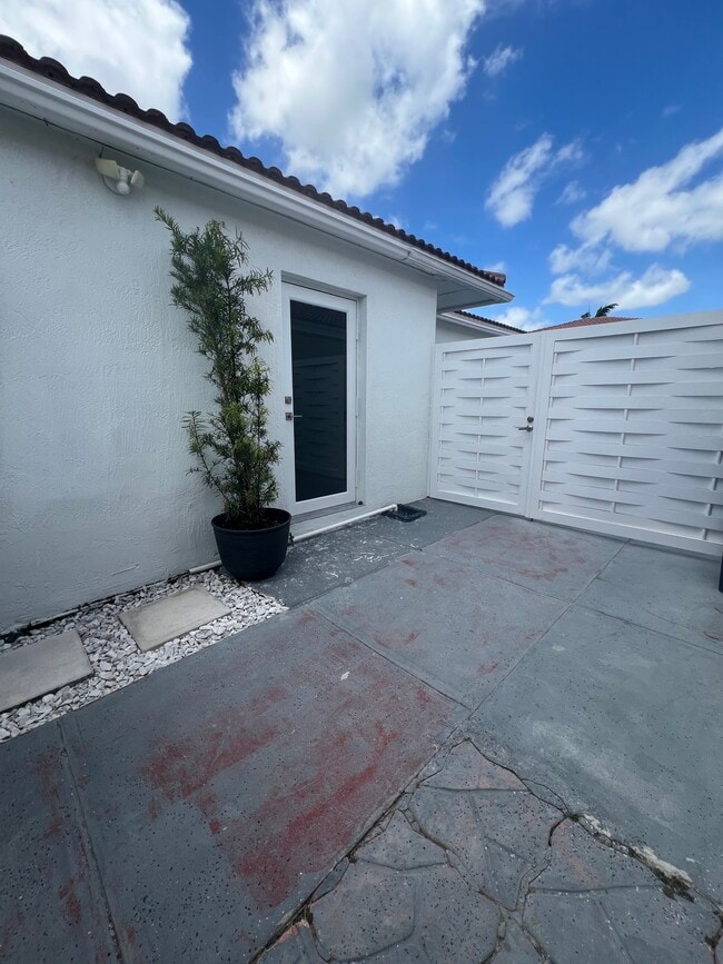 Building Photo - 17360 SW 142nd Ct Unit Efficiency