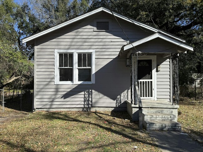 Building Photo - 1070 Arlington St