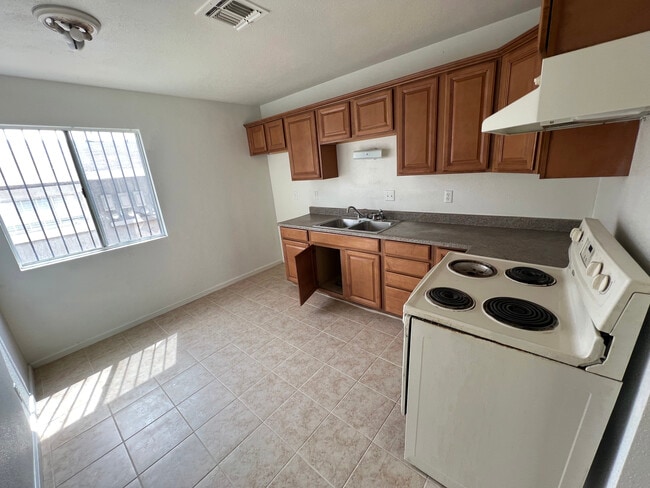 Building Photo - 1824 E Bonanza Rd